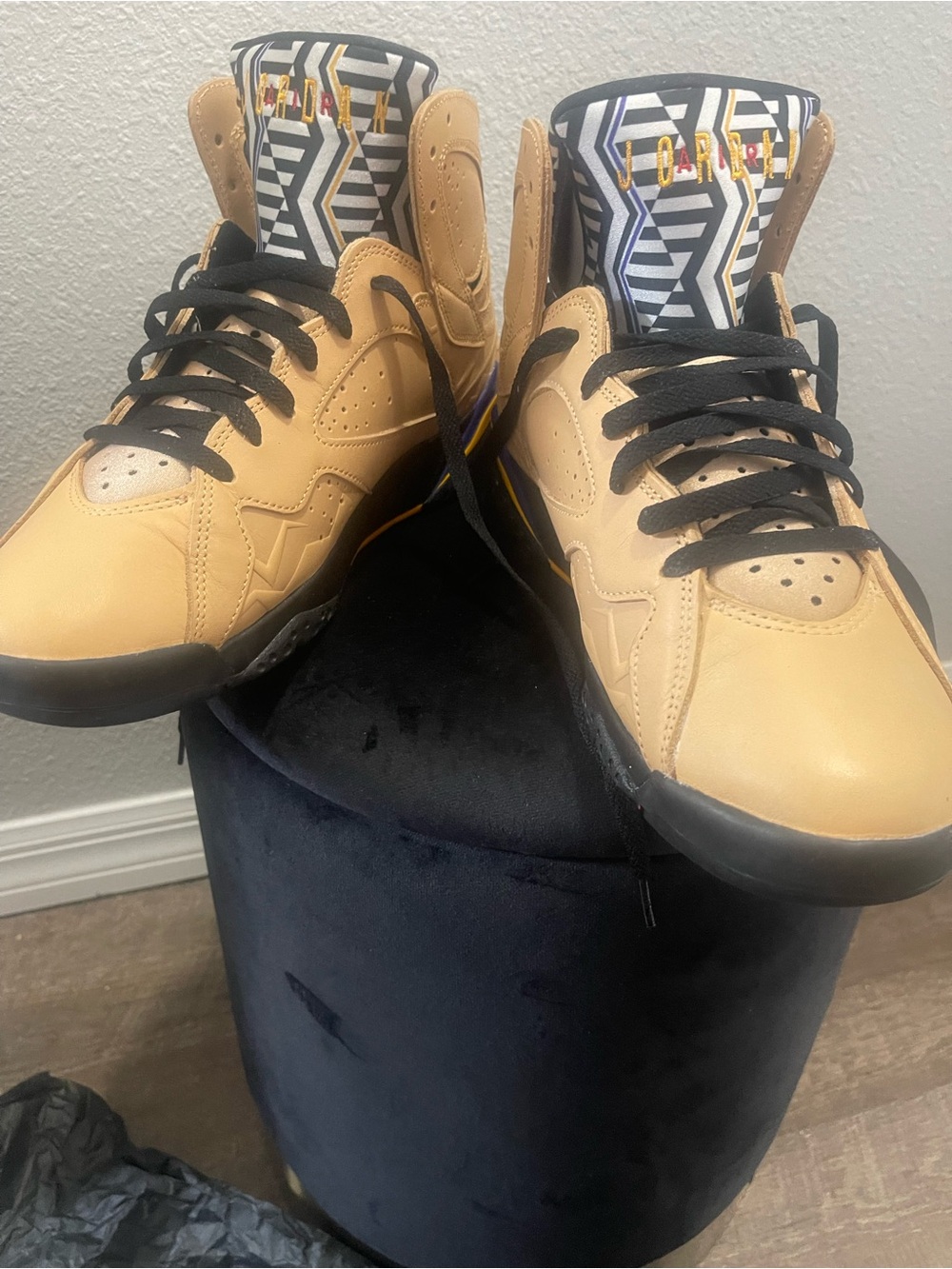 AIR JORDAN 7 RETRO SE
VACHETTA TAN/BLACK-TAXI
HAVANE VACHETTE/TAXI/NOIR
11